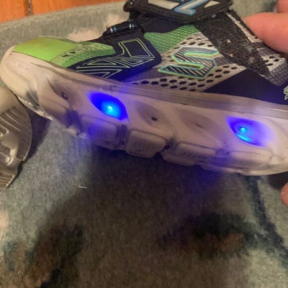 Kids Skechers size 6  - Picture 8 of 9